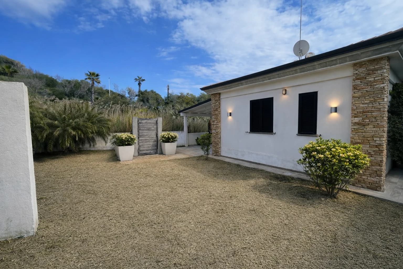 Esterno e ingresso · Armenes, Capopiccolo