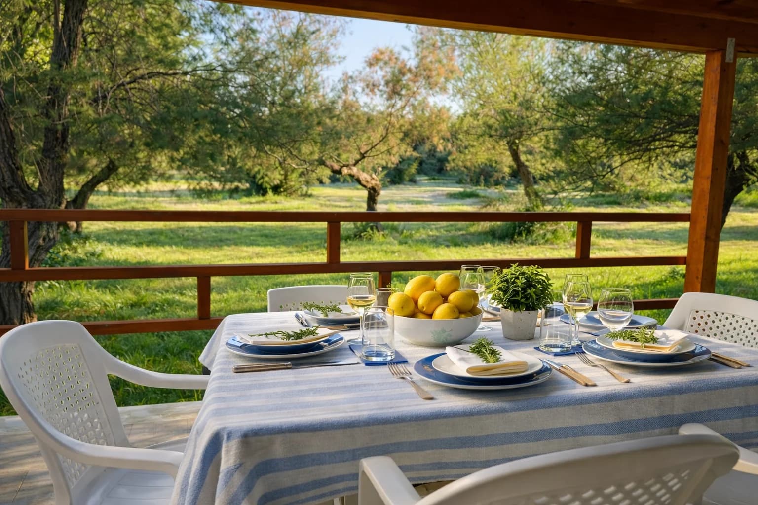 Tavola apparecchiata in veranda · Armenes, Capopiccolo
