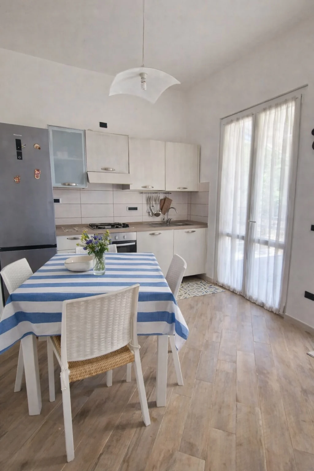 Zona giorno con cucina · Armenes, Capopiccolo