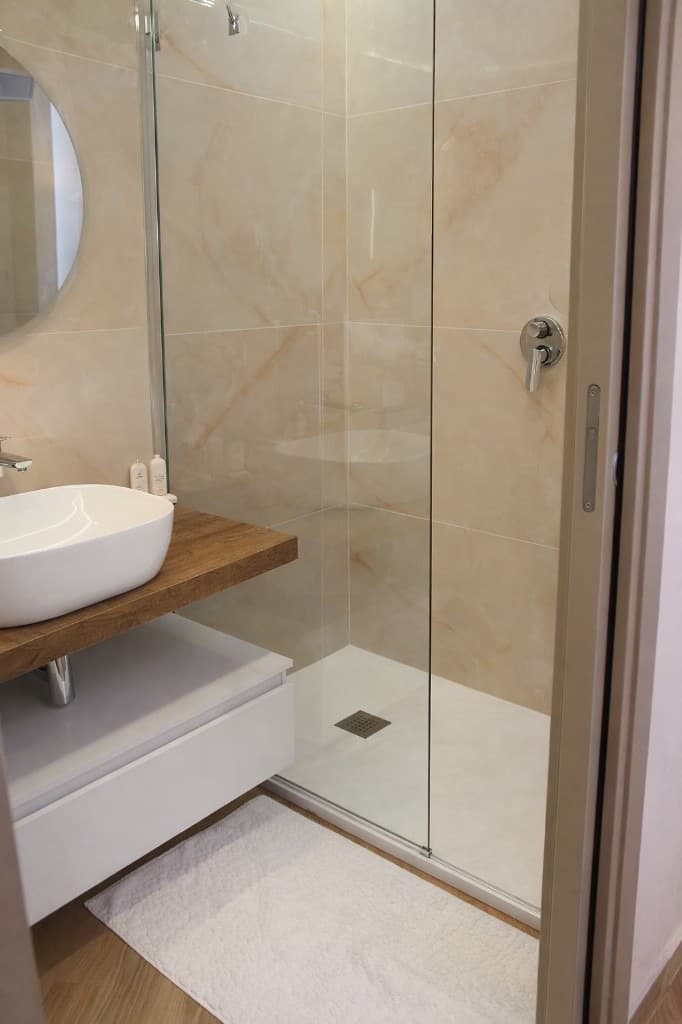 Bagno con lavabo circolare e doccia in vetro - B&B Armenes Capo Rizzuto