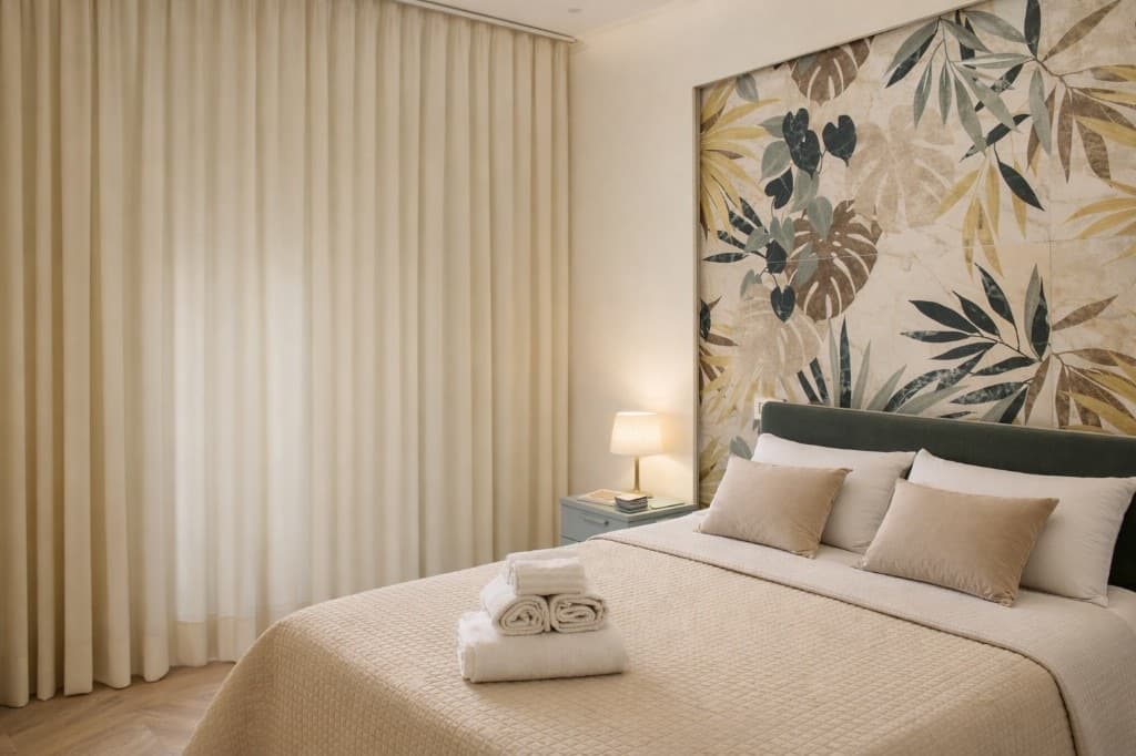 Camera Botanica con parete tropicale e letto verde - B&B Armenes Capo Rizzuto