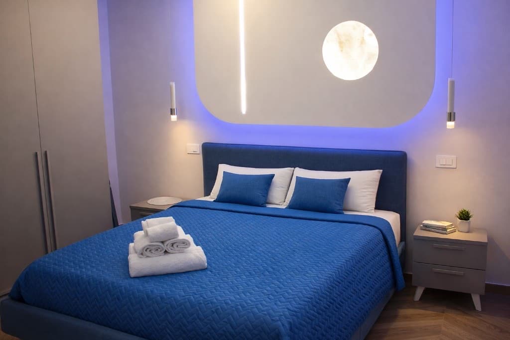 Camera Blu Luna vista laterale e lampadari - B&B Armenes