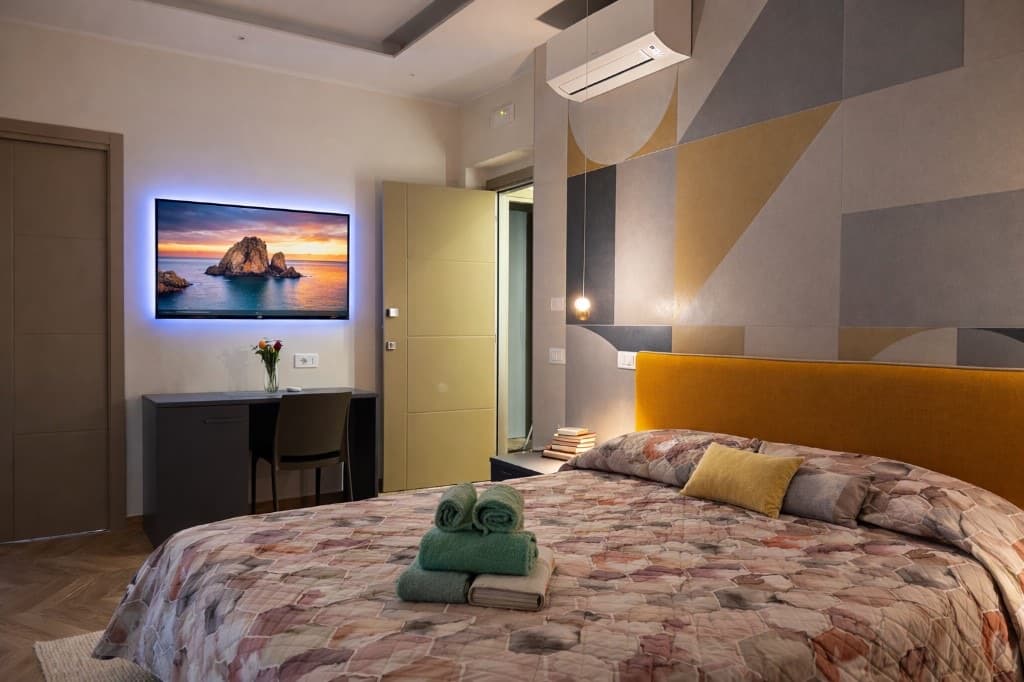 Camera Blu Luna scrivania con fiori e ingresso bagno - B&B Armenes