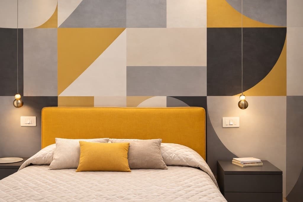 Camera Art Déco testata gialla e lampade sospensione - B&B Armenes Capo Rizzuto