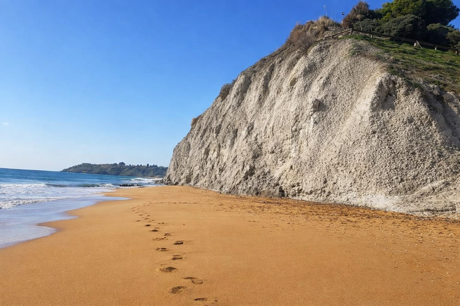Spiaggia di Capo Rizzuto, a 30-40 metri dal B&B Armenes