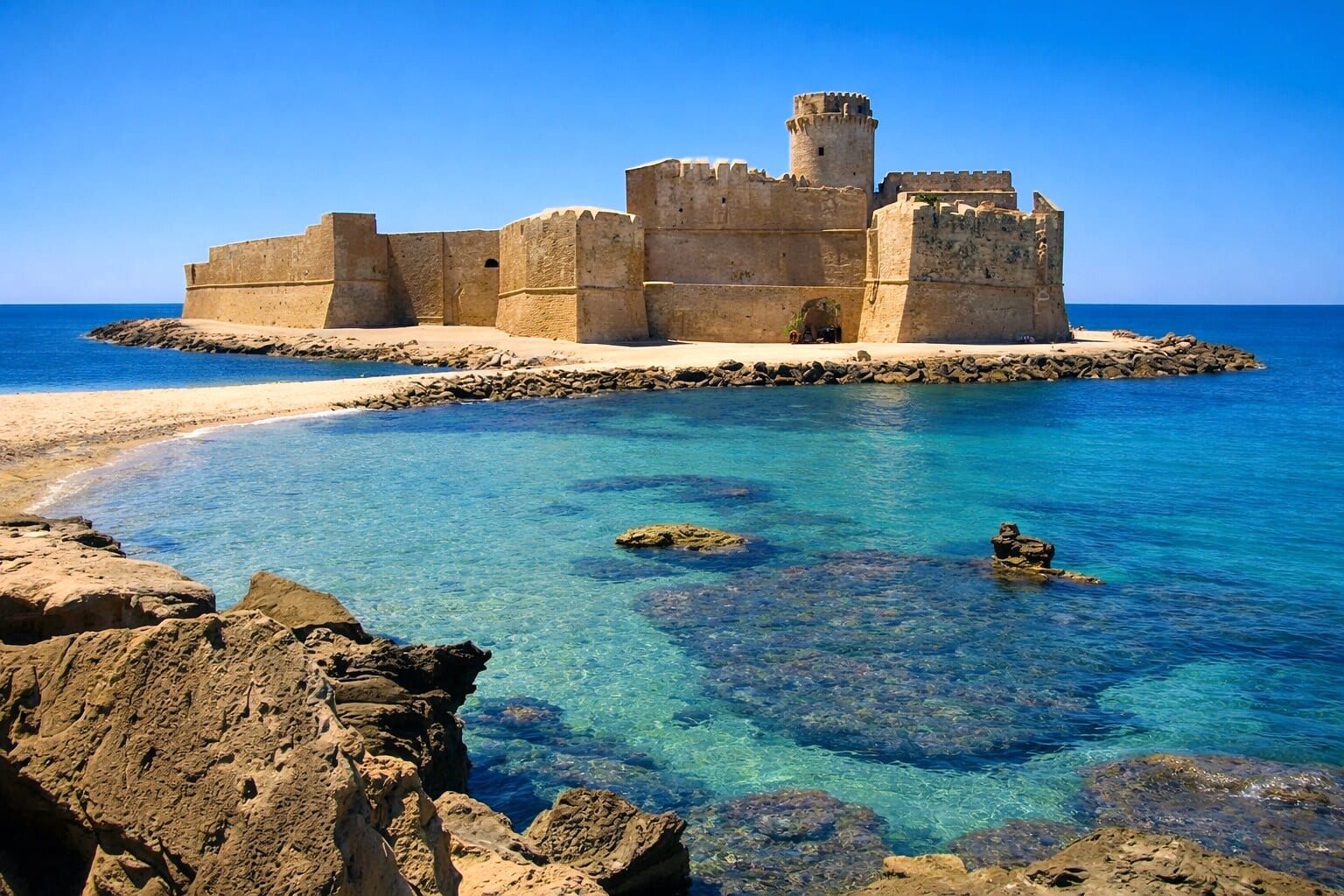 Fortezza Aragonese di Le Castella sul mare ionico